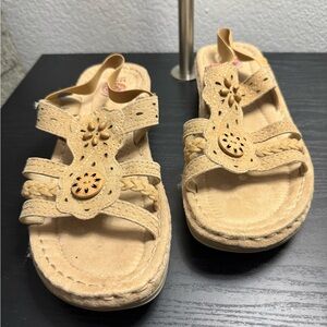 Earth Spirit Gelron "PORTLAND" Sandal Beige Suede
Decorative Beaded Sandal